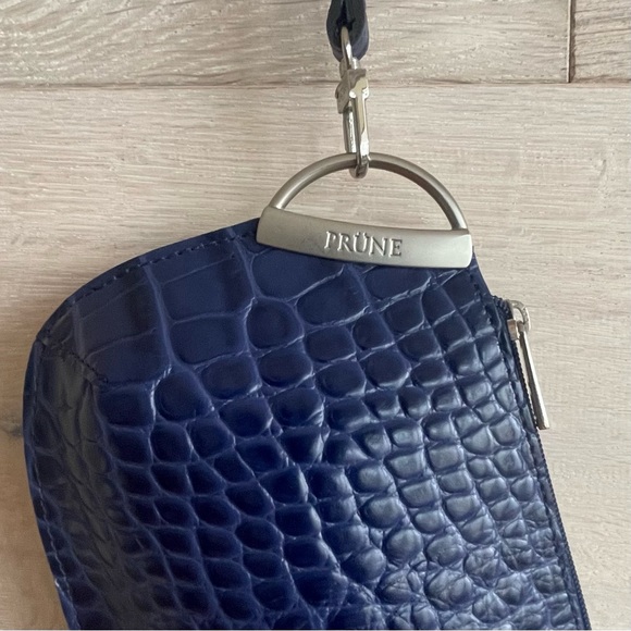 Wristlet genuine leather bag with zip / navy blue / crocodile pattern like new - Picture 4 of 8
